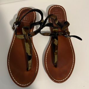 Worn gap camo pony hair flip flops size 6.5
